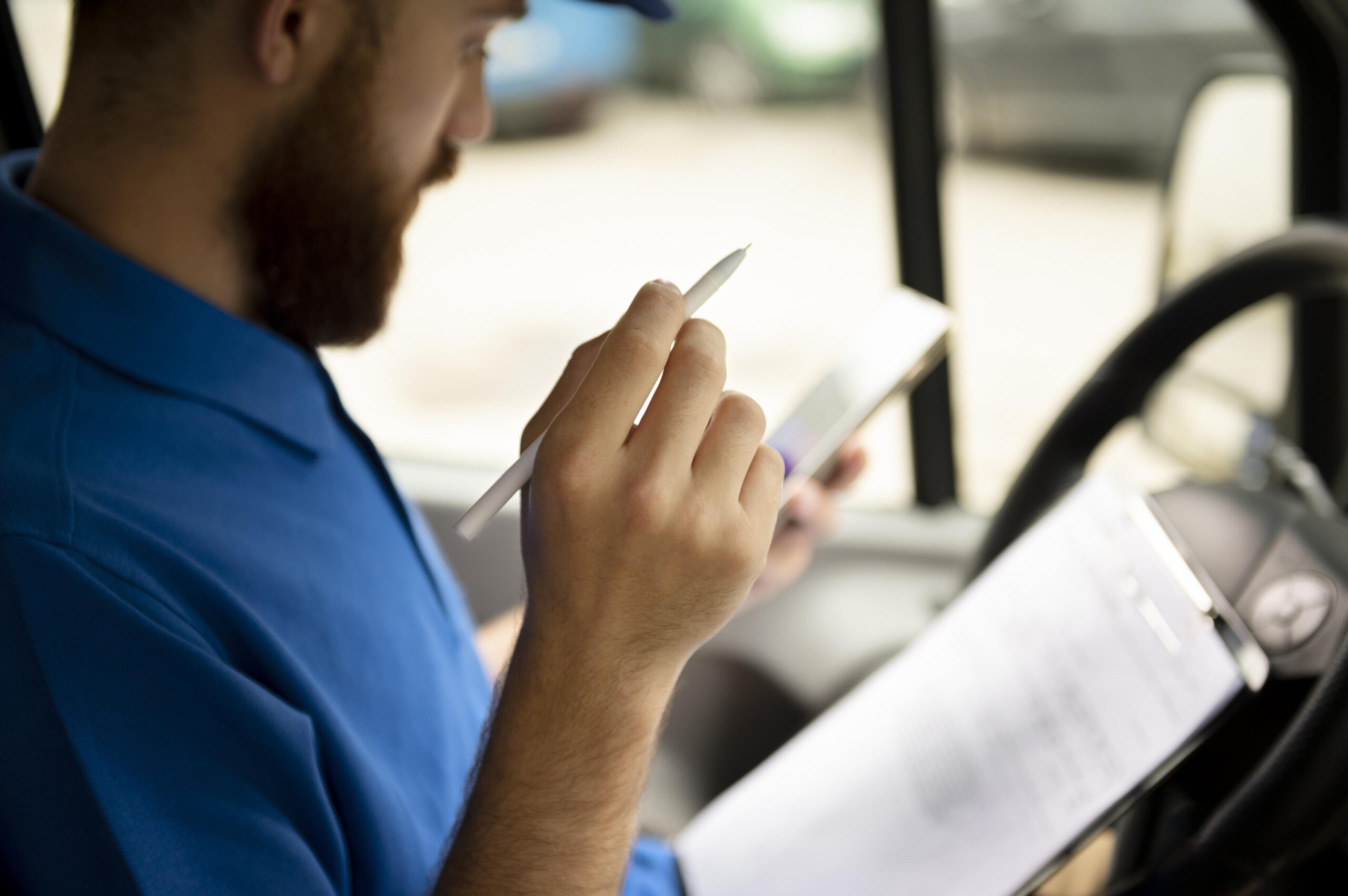 close-up-delivery-man-with-document copie